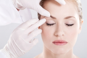 Choisir entre Blépharoplastie et Lifting des Sourcils à Lausanne